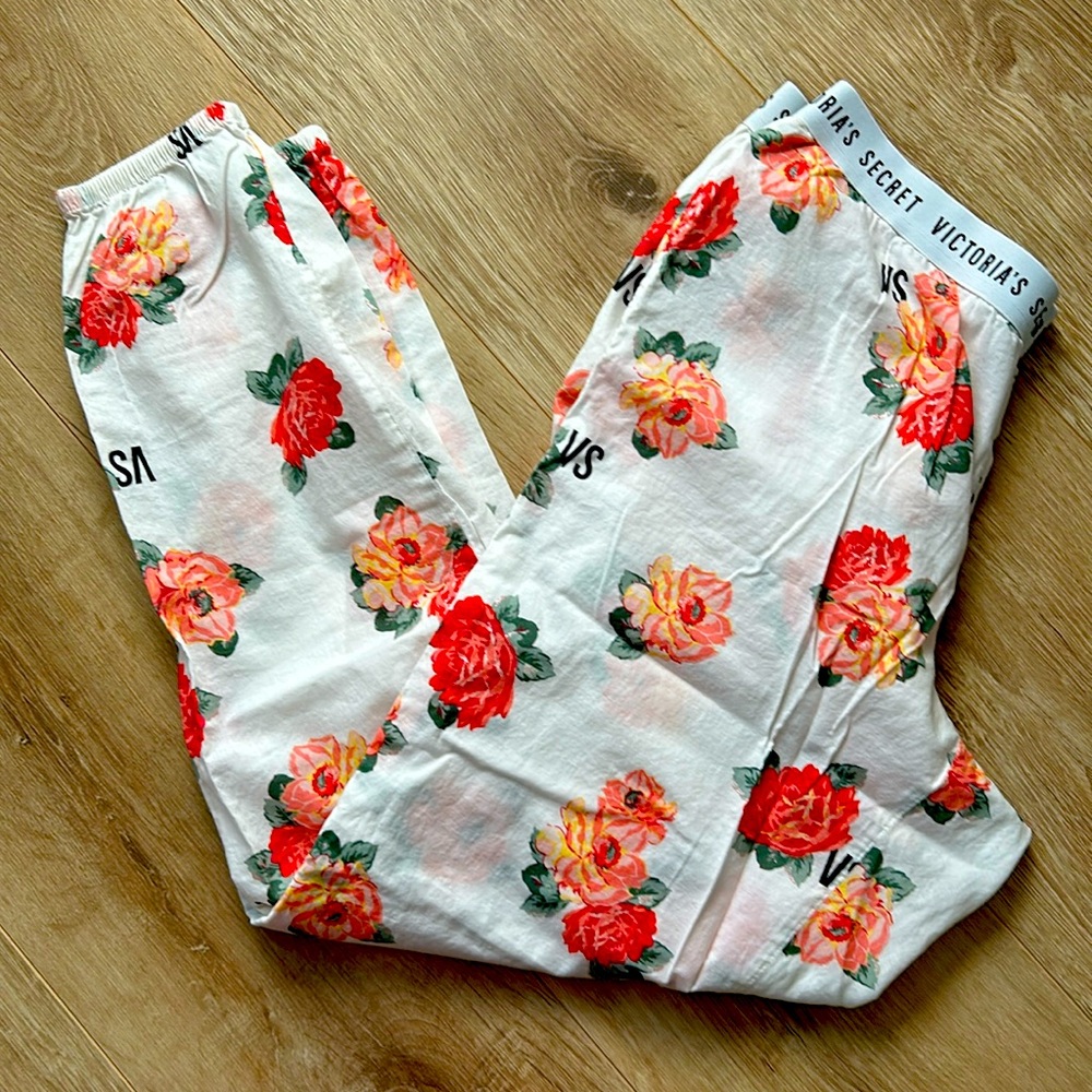Victoria’s Secret lounge/pajama with pockets size small